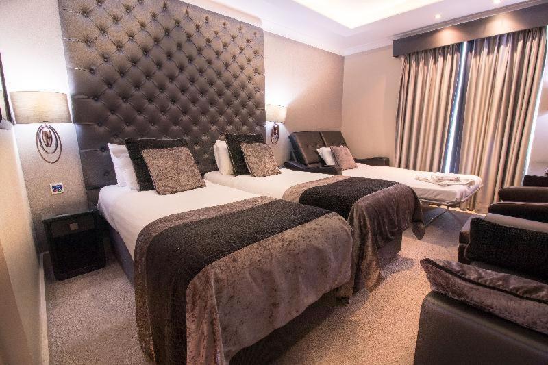 The Continental Hotel, Heathrow Hounslow Room photo